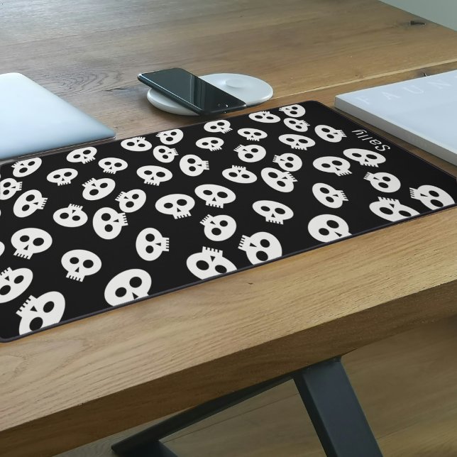 Schwarzweiß-Muster für Niedliche Schädeldecke Schreibtischunterlage (A cute black and white skull pattern desk mat. Just add your name)