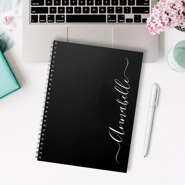 Schwarzweiß-Personalisierte Bezeichnung-Notebook Notizblock (Modern black personalized notebook.  Customize with your first name in elegant script typography)