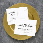 Schwarzweiß-Relax-Skript Save the Date Ankündigungspostkarte<br><div class="desc">Stilvolle Save the Date Postkarte mit den Worten "Save the Date" in einem entspannenden kursiven Schrift in schwarz auf weißem Hintergrund. Personalisieren Sie es, indem Sie den Platzhalter-Text ersetzen. Für weitere Optionen, wie zum Beispiel den Schriftart zu ändern und ihn zu vergrößern oder zu verändern, klicken Sie auf den Button...</div>