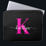 Schwarzweiß-Rosa-Monogramm Laptopschutzhülle<br><div class="desc">Diese schlichte,  elegante 15" schwarze Notebook-Hülle mit Ihrem Vornamen in einem trendigen Script-Schriftart in Weiß und Ihre erste Initiale in einem modernen Kappe-Schriftart in Hot-Rosa ist perfekt für Sie. Es ist stilvoll und trendig und dennoch sehr klassisch. Es ist einzigartig - wie du!</div>