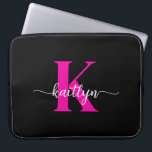 Schwarzweiß-Rosa-Monogramm Laptopschutzhülle<br><div class="desc">Diese schlichte,  elegante 15" schwarze Notebook-Hülle mit Ihrem Vornamen in einem trendigen Script-Schriftart in Weiß und Ihre erste Initiale in einem modernen Kappe-Schriftart in Hot-Rosa ist perfekt für Sie. Es ist stilvoll und trendig und dennoch sehr klassisch. Es ist einzigartig - wie du!</div>