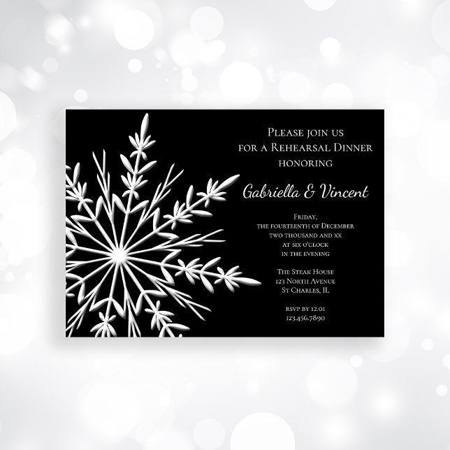 Schwarzweiss-Schneeflocke-Winter-Proben-Abendessen Einladung (Invite guests with the festive Black White Snowflakes Winter Wedding Rehearsal Dinner Invitation.)