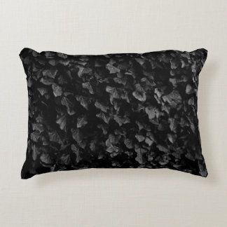 Schwarzweiß-Schuss von Pflanze aus dickem Efeu Dekokissen