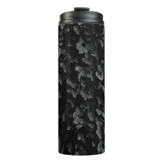 Schwarzweiß-Schuss von Pflanze aus dickem Efeu Thermosbecher