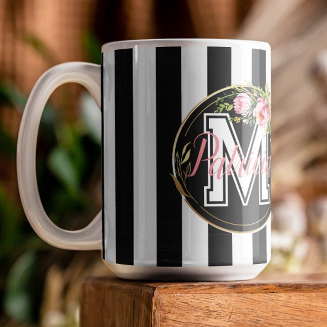 Schwarzweiß Streifen pink Floral Monogramm Kaffeetasse (Von Creator hochgeladen)