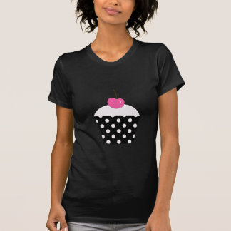 Schwarzweiss-Tupfen-kleiner Kuchen mit rosa T-Shirt