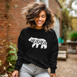 Schwarzweißbär Sweatshirt<br><div class="desc">Maßgeschneiderte bedruckte Bekleidung mit modischer Mama Bear Grafik. Besuchen Sie unser Geschäft für das passende Baby Bären Design. Verwenden Sie die Designtools, um das Design mit Ihren eigenen Farben, Text und Bildern zu personalisieren. Wählen Sie aus einer großen Auswahl an T - Shirt für Damen und Kinder, Babykarosseriebildern oder Sweatshirt-Stilen...</div>