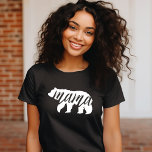 Schwarzweißbär T-Shirt<br><div class="desc">Maßgeschneiderte bedruckte Bekleidung mit modischer Mama Bear Grafik. Besuchen Sie unser Geschäft für das passende Baby Bären Design. Klicken Sie auf Anpassen, um das Design mit Ihrem eigenen Text und Bildern zu personalisieren. Wählen Sie aus einer Vielzahl von Shirt-Stilen und -Farben.</div>