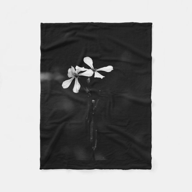 Schwarzweißblumen Fleecedecke (Vorderseite)