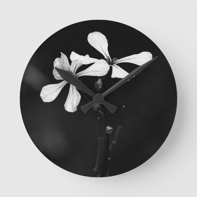 Schwarzweißblumen Runde Wanduhr (Vorderseite)