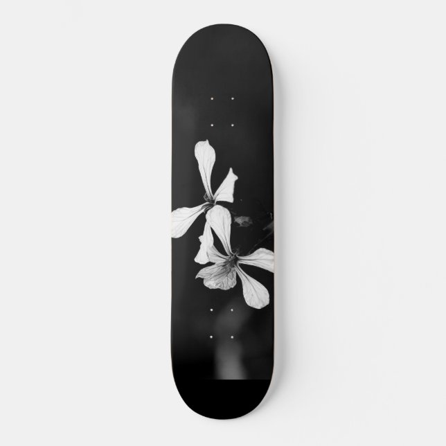 Schwarzweißblumen Skateboard (Vorderseite)