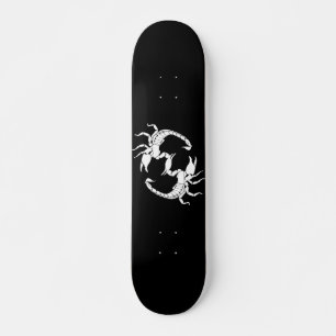 Schwarzweißbuchstaben S - Zwei Skorpione Skateboard