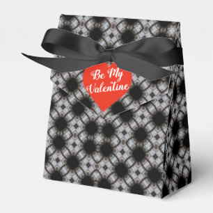 Schwarzweißdruck mit rotem Herzen Geschenkschachtel