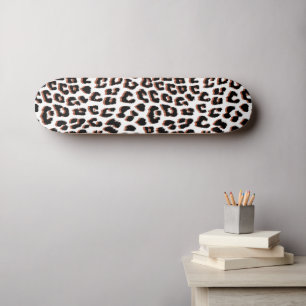 Schwarzweißdruck und Weißleopard Skateboard
