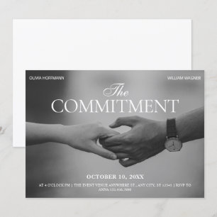 Schwarzweißfoto, das Hand Commitment hält Einladung