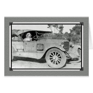Schwarzweißfoto eines alten Autos. Dachshund am St