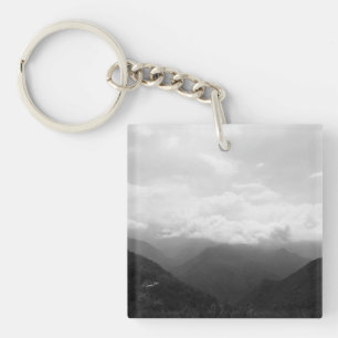 Schwarzweißfotografie von Wolken auf den Hügeln Schlüsselanhänger