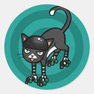 Schwarzweißkatze auf Rollerskiern Runder Aufkleber
