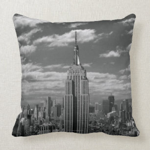 Schwarzweißlandschaft der Skyline von New York Cit Kissen