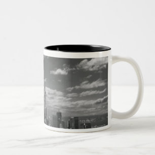 Schwarzweißlandschaft der Skyline von New York Cit Zweifarbige Tasse