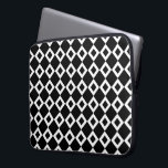 Schwarzweißmuster Laptopschutzhülle<br><div class="desc">Ein kühn grafisches Muster ineinander greifender schwarz-weißer Diamantformen. Die weißen Diamanten enthalten jeweils einen kleinen schwarzen Diamanten,  der schwarz zur dominanten Farbe des ursprünglichen Designs macht. Digitales Bild. Copyright © 2013 Claire E. Skinner. Alle Rechte vorbehalten.</div>