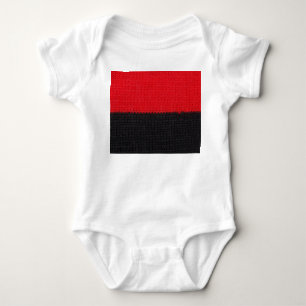 Schwarzweißroter Strick: gestreift in der Nähe. Baby Strampler