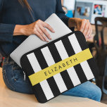 Schwarzweißstreifen, Streifen, Linien, Ihr Name Laptopschutzhülle<br><div class="desc">Elegante,  stilvolle und raffinierte Streifen in Schwarz-Weiß. Modernes und trendiges Geschenk,  perfekt für die Streifen Liebhaber in Ihrem Leben. Personalisieren Sie diese durch Hinzufügen von Namen,  Spitznamen,  Monogramm oder Initialen.</div>
