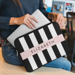 Schwarzweißstreifen, Streifen, Linien, Ihr Name Laptopschutzhülle<br><div class="desc">Elegante,  stilvolle und raffinierte Streifen in Schwarz-Weiß. Modernes und trendiges Geschenk,  perfekt für die Streifen Liebhaber in Ihrem Leben. Personalisieren Sie diese durch Hinzufügen von Namen,  Spitznamen,  Monogramm oder Initialen.</div>