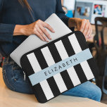 Schwarzweißstreifen, Streifen, Linien, Ihr Name Laptopschutzhülle<br><div class="desc">Elegante,  stilvolle und raffinierte Streifen in Schwarz-Weiß. Modernes und trendiges Geschenk,  perfekt für die Streifen Liebhaber in Ihrem Leben. Personalisieren Sie diese durch Hinzufügen von Namen,  Spitznamen,  Monogramm oder Initialen.</div>
