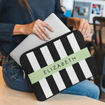 Schwarzweißstreifen, Streifen, Linien, Ihr Name Laptopschutzhülle<br><div class="desc">Elegante,  stilvolle und raffinierte Streifen in Schwarz-Weiß. Modernes und trendiges Geschenk,  perfekt für die Streifen Liebhaber in Ihrem Leben. Personalisieren Sie diese durch Hinzufügen von Namen,  Spitznamen,  Monogramm oder Initialen.</div>