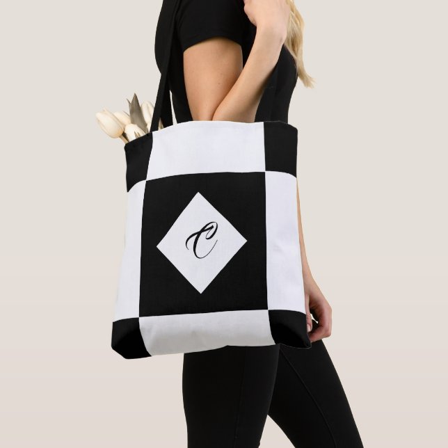 Schwarzweißtasche mit weißem, modernem Monogramm (Von Nahem)