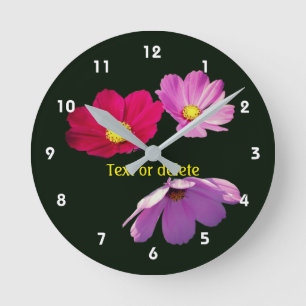Schwebende Cosmos-Margeriten-Blumen individuell Runde Wanduhr