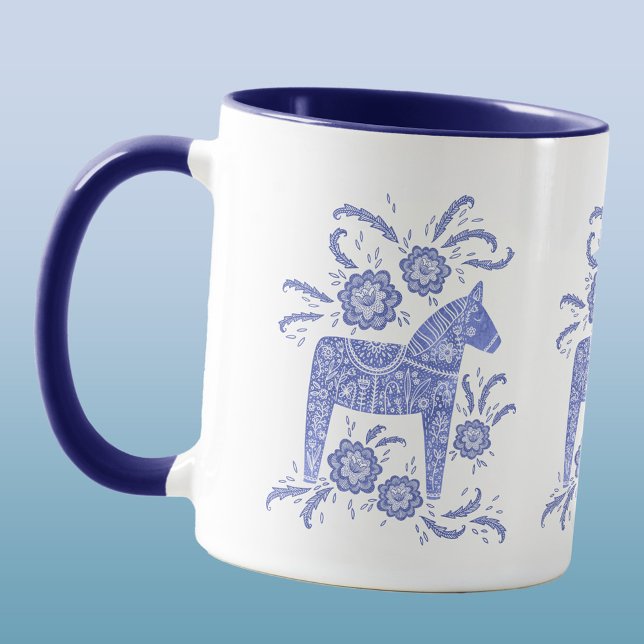 Schwedisch Dala Horse Periwinkle Blue und White Tasse (Swedish Dala Horse folk art blue and white mug)