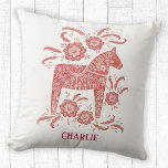 Schwedische Dala Horse Art Personalisiert Kissen<br><div class="desc">Ein hübsches rot-weißes Gemälde des schwedischen Dala Horse. Ändern oder entfernen Sie den Namen auf der Vorderseite zu anpassen. Originelle Kunst von Nic Squirrell.</div>