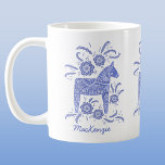 Schwedische Dala Horse Blue Personalisiert Kaffeetasse<br><div class="desc">Ein traditionelles schwedisches Dala Horse Design in indigoblau und weiß. Ideal für diejenigen,  die Liebe Pferde,  Ponys und alles,  was skandinavisch. Ändern Sie den Namen zum Anpassen. Originelle Kunst von Nic Squirrell.</div>