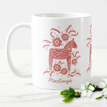 Schwedische Dala Horse Red Personalisiert Coffee T Kaffeetasse<br><div class="desc">Ein traditionelles schwedisches Dala Horse Design in Rot und Weiß. Ideal für diejenigen,  die Liebe Pferde,  Ponys und alles,  was skandinavisch. Ändern Sie den Namen zum Anpassen. Originelle Kunst von Nic Squirrell.</div>