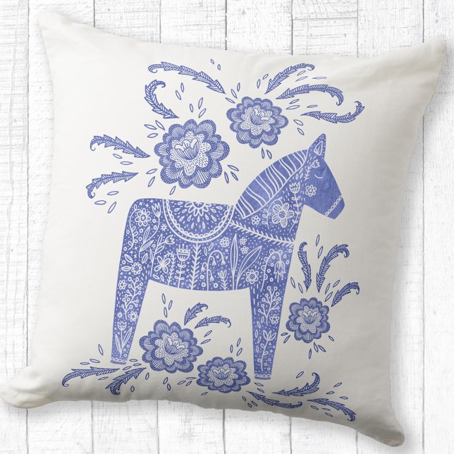 Schwedischer Dala Horse Art Periwinkle Blue Kissen (Swedish Dala Horse folk art blue and white throw pillow)