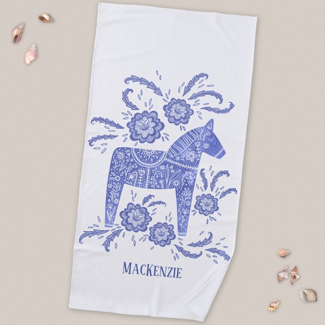 Schwedisches Dala Horse Blue Individuelle Name Bad Strandtuch (Swedish Dala Horse folk art blue and white personalized name beach towel)