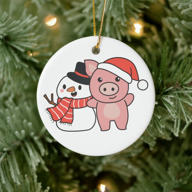 Schwein mit Schneemann im Winter zu Weihnachten Ke Keramik Ornament (Baum)