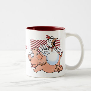 Schwein und Huhn, die mit Freude springen! Zweifarbige Tasse