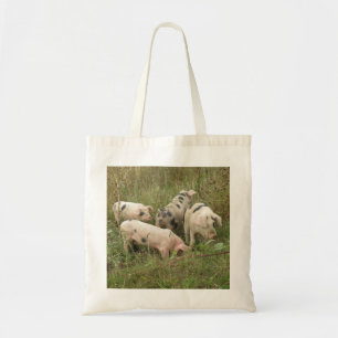 Schweine in einem Feld Tragetasche
