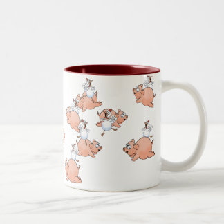 Schweine und Hühner springen. Zweifarbige Tasse