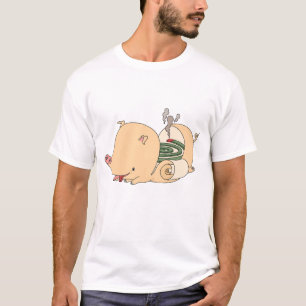 Schweineförmige Mückenkerze. T-Shirt