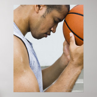 Schweißer, der die Stirn auf Basketball lehnt Poster