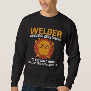 Schweißer, der ein High School-Diplom verwendet, u Sweatshirt