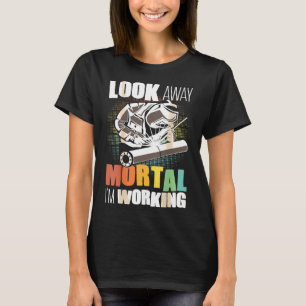 Schweißnahtgeschenke auf der Rückseite des Shirts