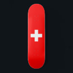 Schweizer Flagge (Schweiz) Skateboard<br><div class="desc">Dieses Design zeichnet sich durch die Fahne der Schweiz (offiziell die Schweizerische Eidgenossenschaft) aus, die ein Binnenland mitten in Europa ist. Es ist eine bundesstaatliche Republik, die in 26 Kantone aufgeteilt ist. Die Hauptstadt ist Bern, die größte Stadt Zürich. Das Land grenzt im Norden an Deutschland, im Osten an Österreich...</div>