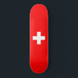 Schweizer Flagge (Schweiz) Skateboard<br><div class="desc">Dieses Design zeichnet sich durch die Fahne der Schweiz (offiziell die Schweizerische Eidgenossenschaft) aus, die ein Binnenland mitten in Europa ist. Es ist eine bundesstaatliche Republik, die in 26 Kantone aufgeteilt ist. Die Hauptstadt ist Bern, die größte Stadt Zürich. Das Land grenzt im Norden an Deutschland, im Osten an Österreich...</div>