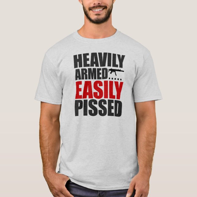 Schwer bewaffnet leicht Pissed T-Shirt (Vorderseite)