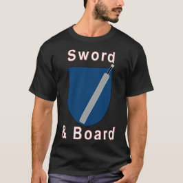 Schwert und Brett. Die klassische Jagdkombination. T-Shirt